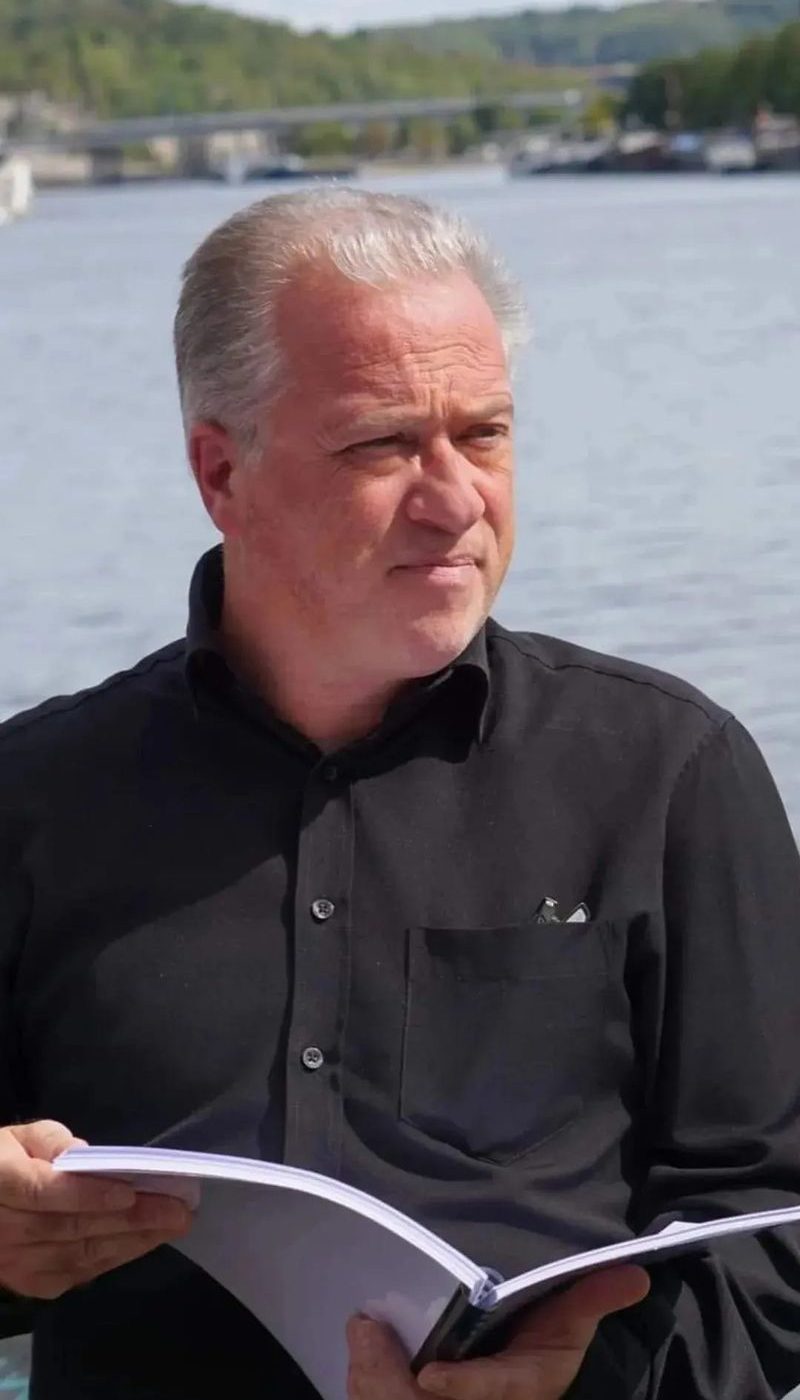 Christophe Weigert lisant un scénario au bord de la Meuse